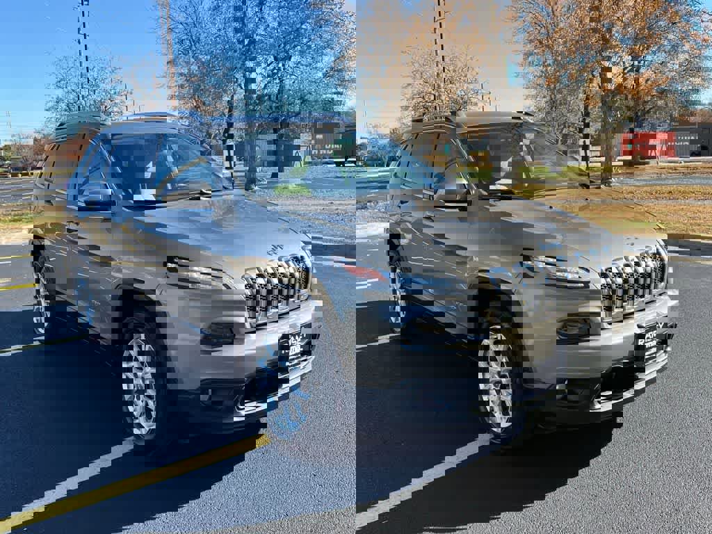 Used 2016 Jeep Cherokee Latitude w/ Cold Weather Group image 8