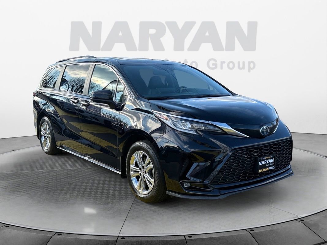 Used 2022 Toyota Sienna XSE w/ XSE Plus Package image 3