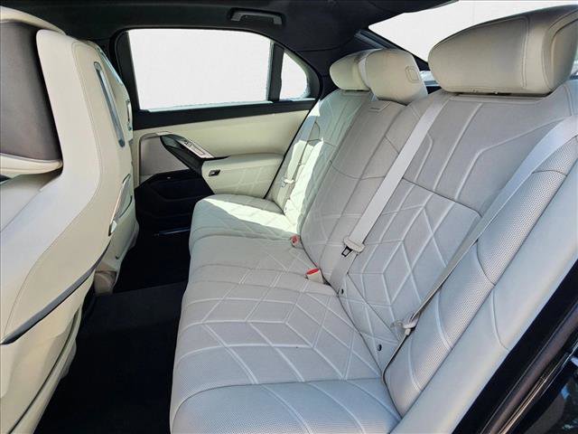 Used 2025 BMW i7 eDrive50 w/ M Sport Package image 18