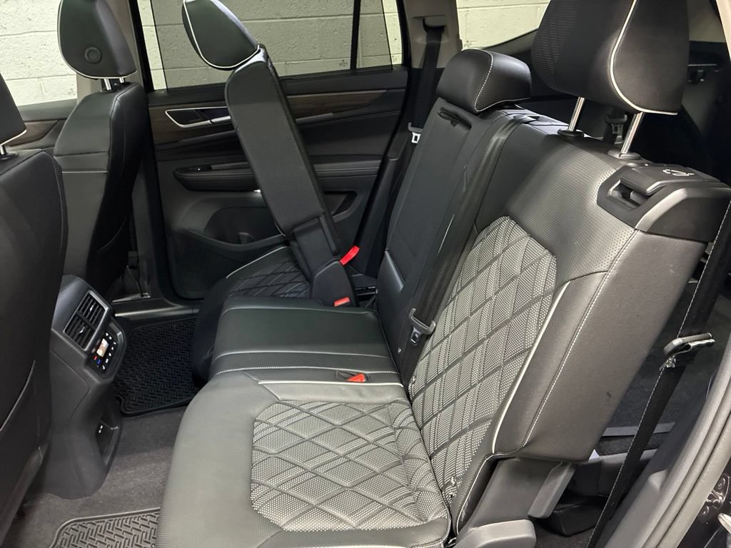 Used 2025 Volkswagen Atlas SEL Premium R-Line AWD/4WD image 30