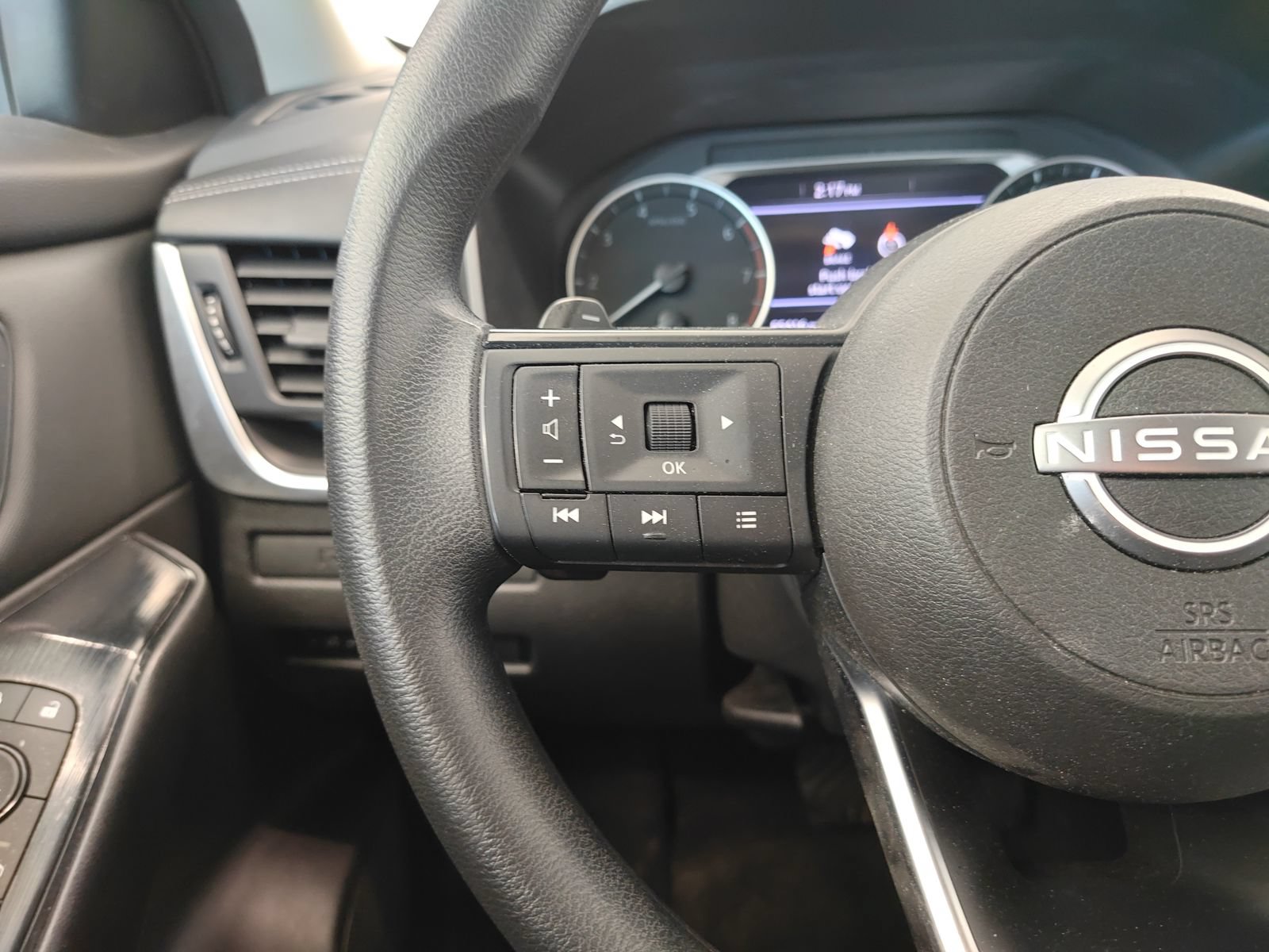 Used 2024 Nissan Rogue S FWD image 9