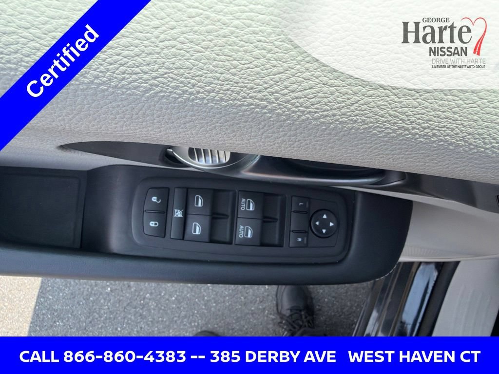 Used 2023 Chrysler Pacifica Touring-L FWD image 16