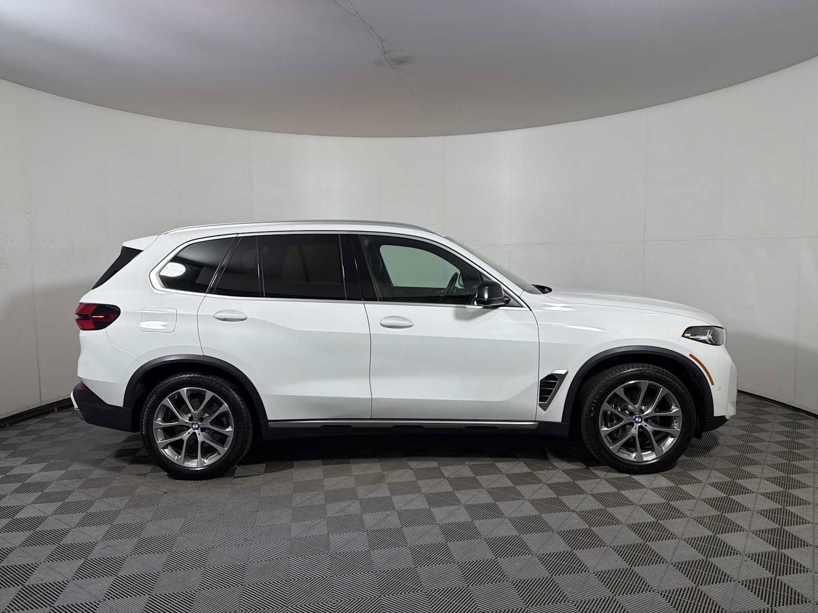 Used 2024 BMW X5 xDrive40i w/ Parking Assistance Package AWD/4WD image 7