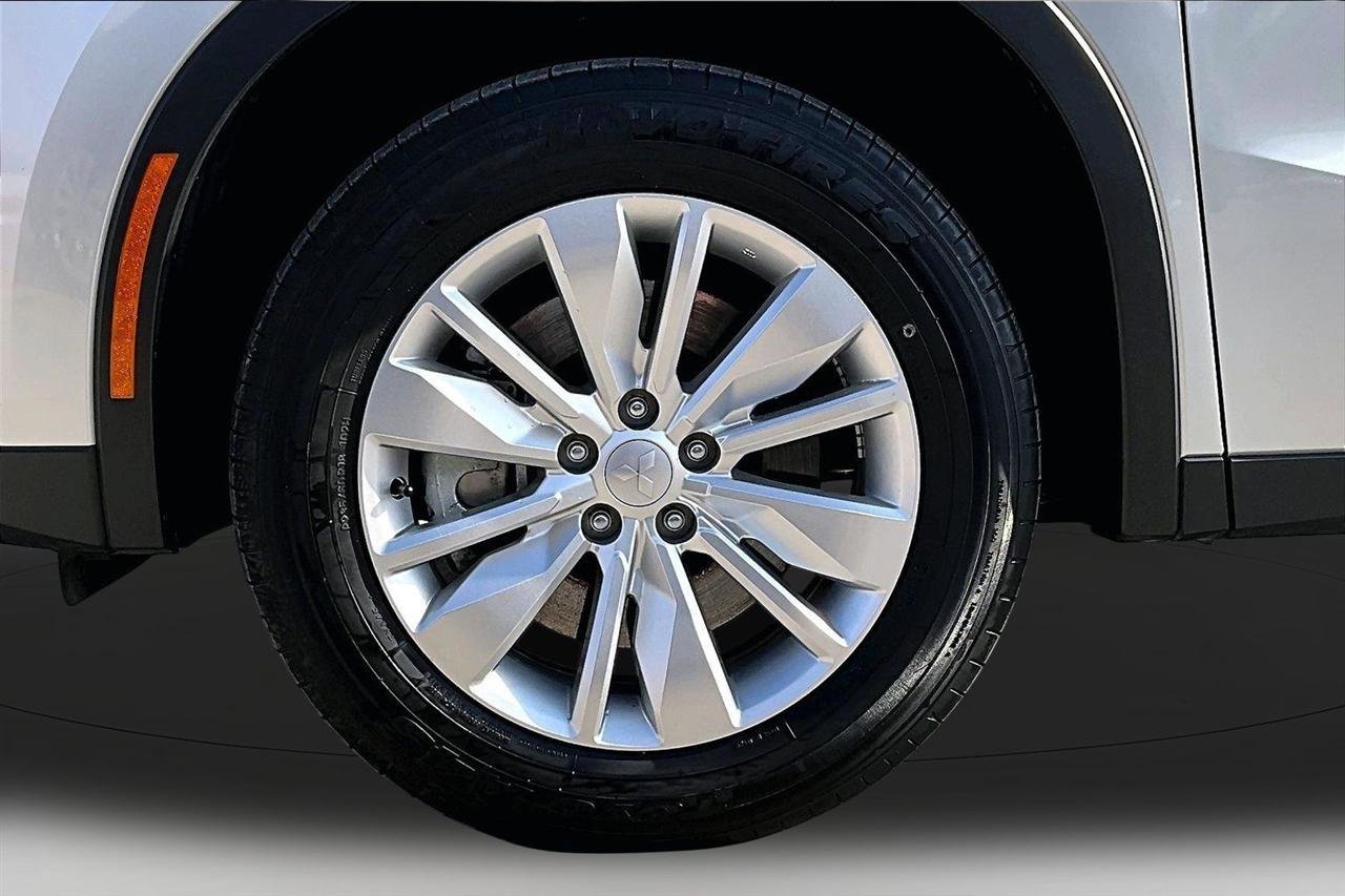 Used 2025 Mitsubishi Outlander ES image 32