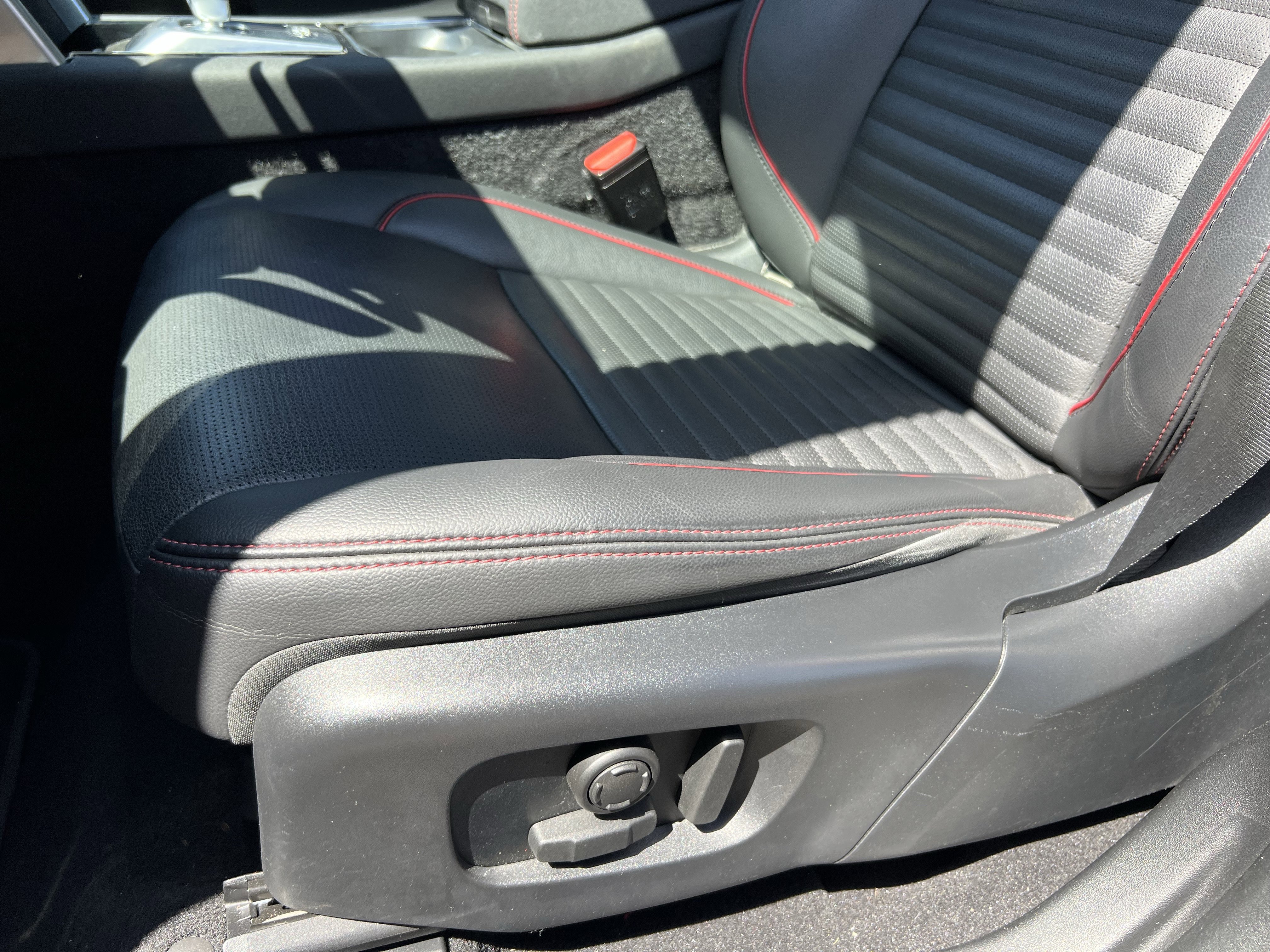 Used 2023 Land Rover Discovery Sport SE R-Dynamic image 17