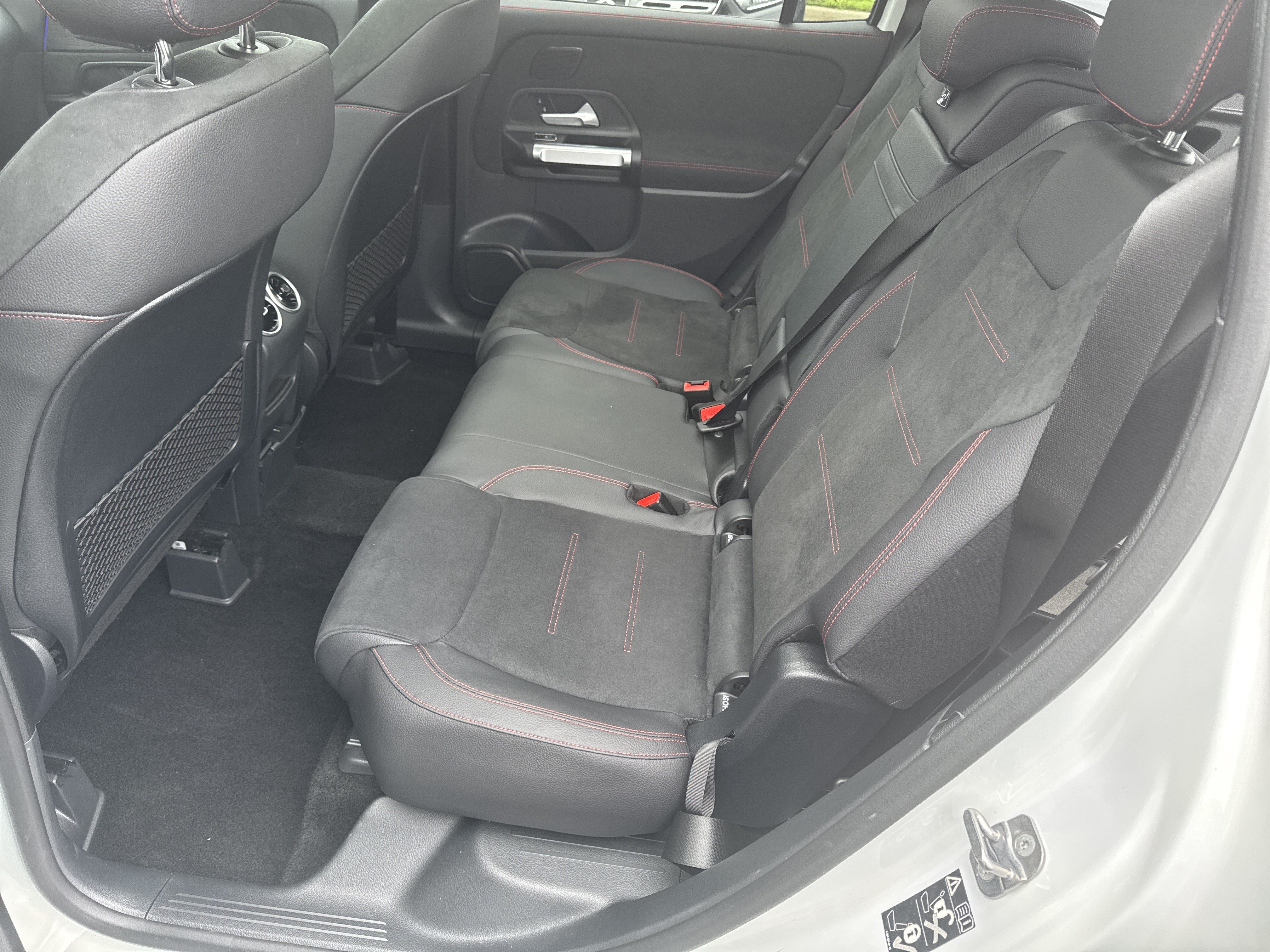 Certified 2025 Mercedes-Benz GLB 250 4MATIC image 33