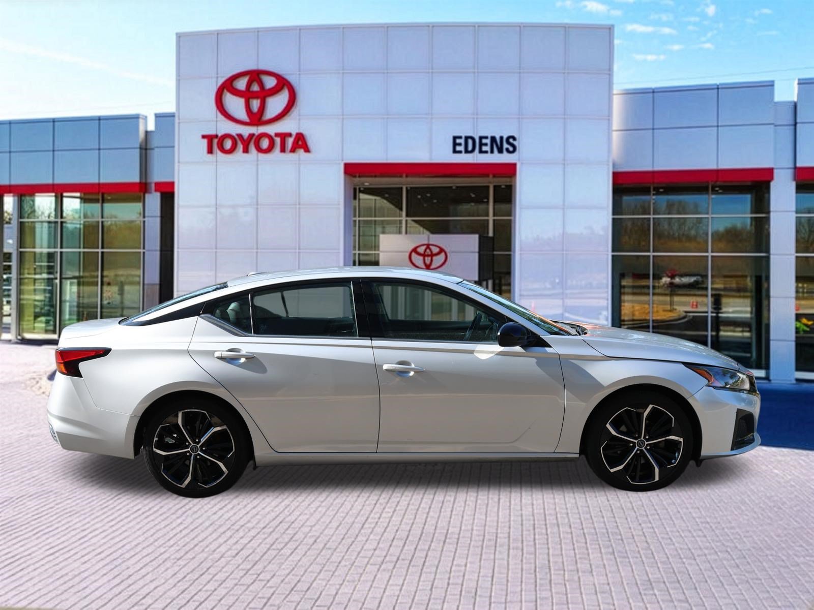 Used 2024 Nissan Altima 2.5 SR FWD image 2
