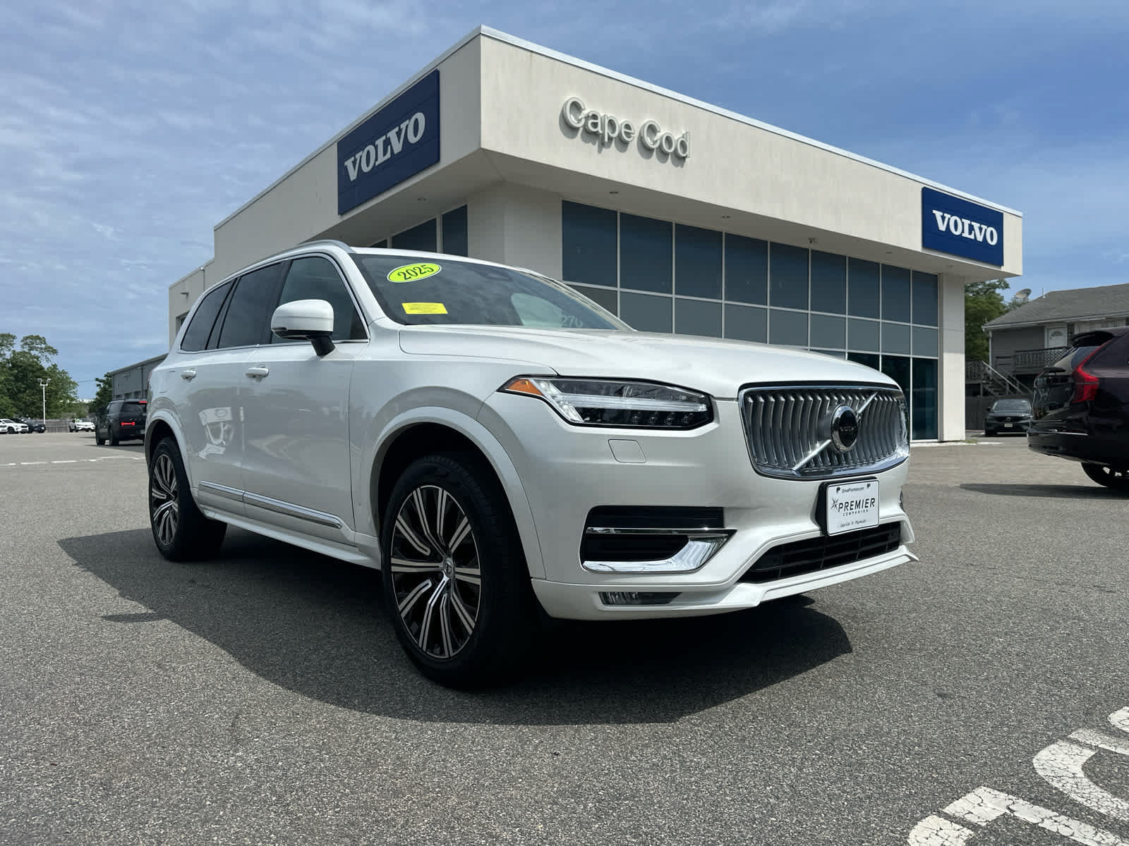 Used 2025 Volvo XC90 B5 Core w/ Protection Package Premier AWD/4WD image 2