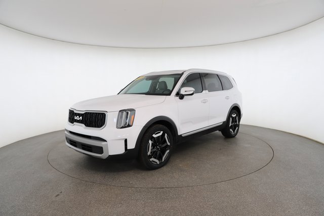 Used 2023 Kia Telluride EX w/ EX Captain's Chair Package image 2
