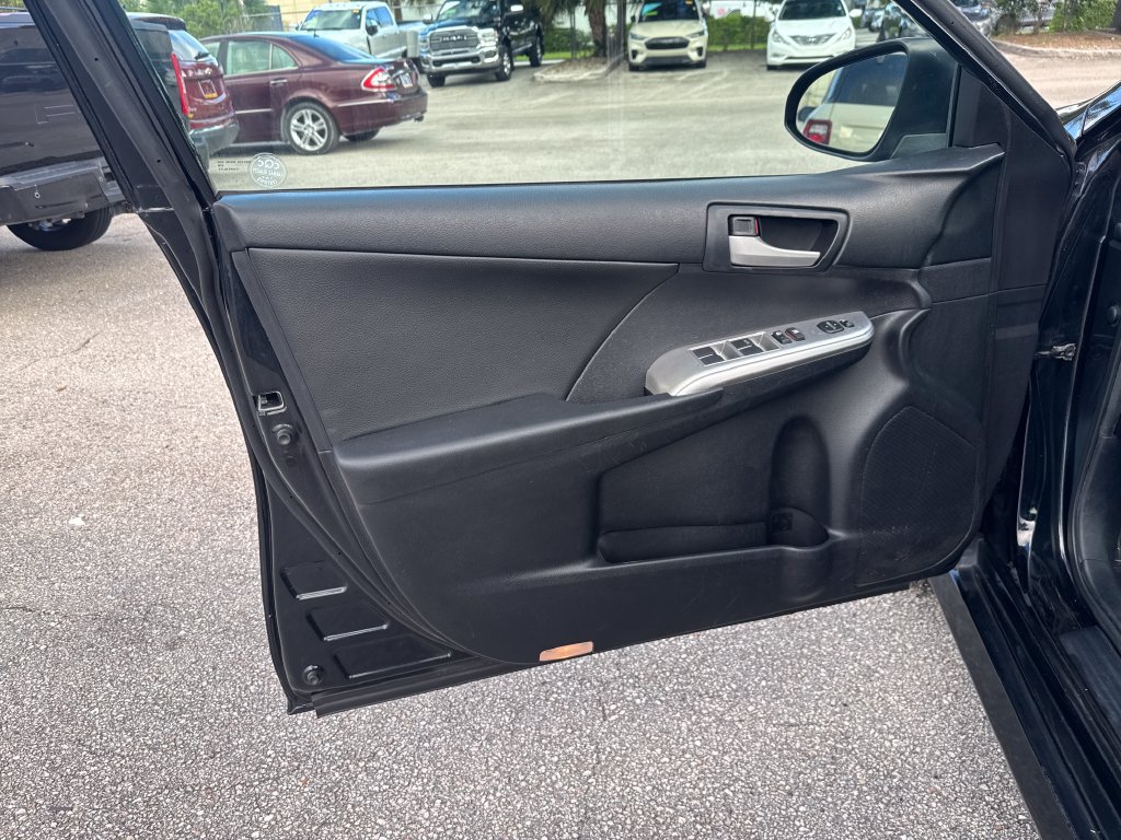Used 2014 Toyota Camry SE FWD image 12