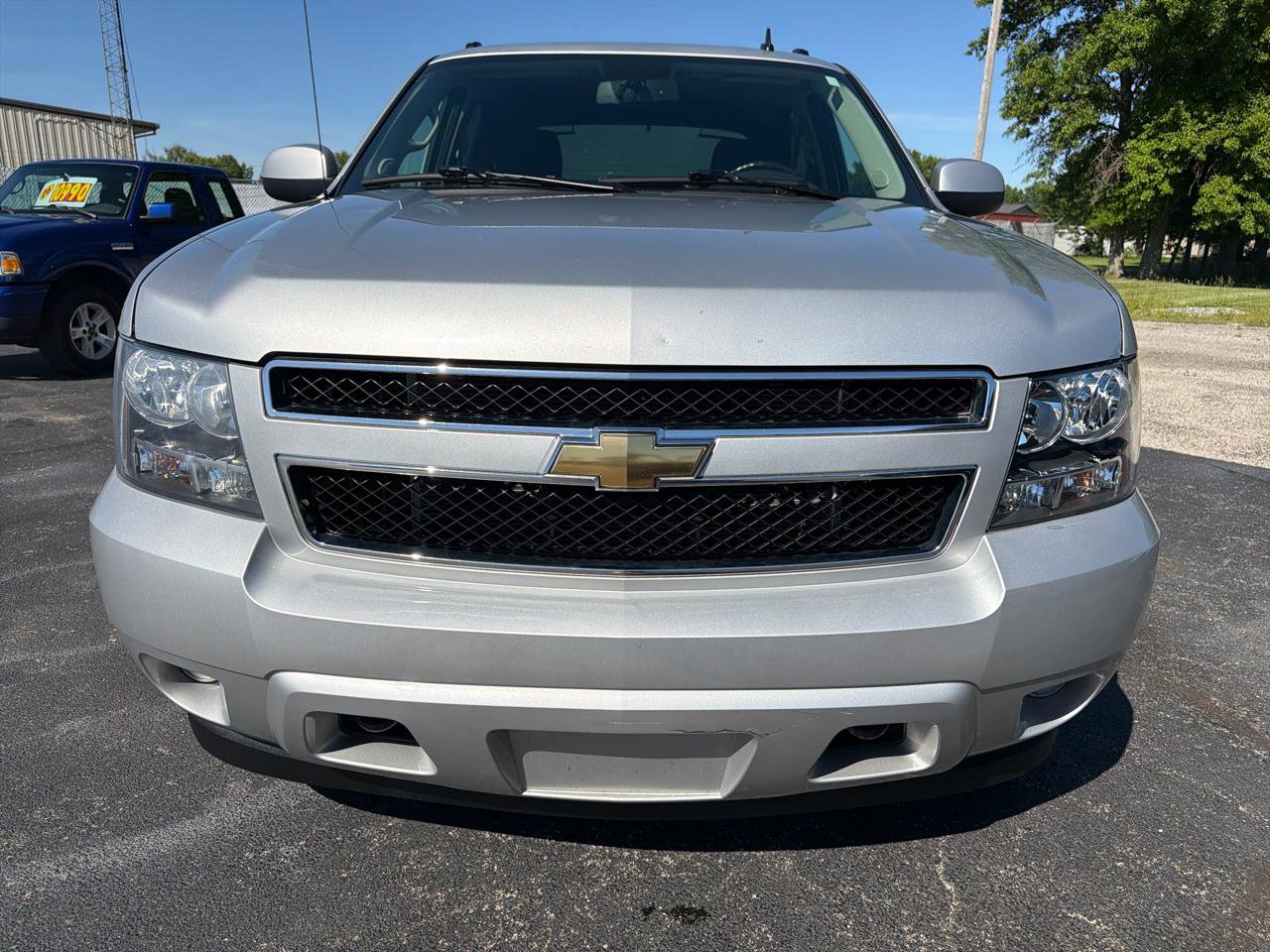 Used 2011 Chevrolet Avalanche LS w/ Convenience Package AWD/4WD image 2