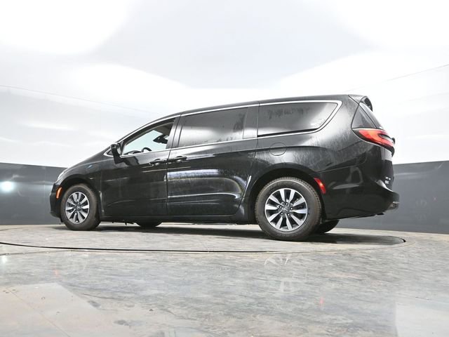 Used 2023 Chrysler Pacifica Touring-L FWD image 46