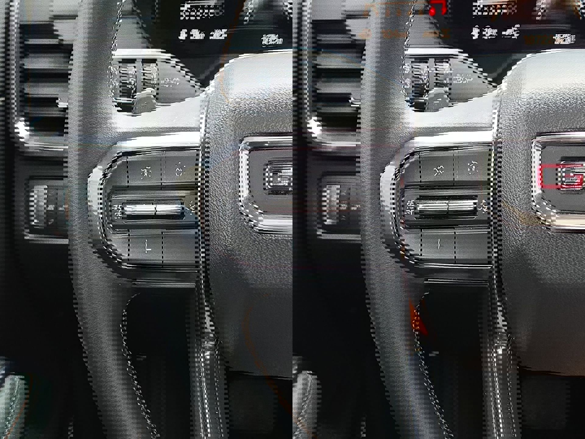 Used 2024 GMC Acadia AT4 w/ Luxury Package image 21