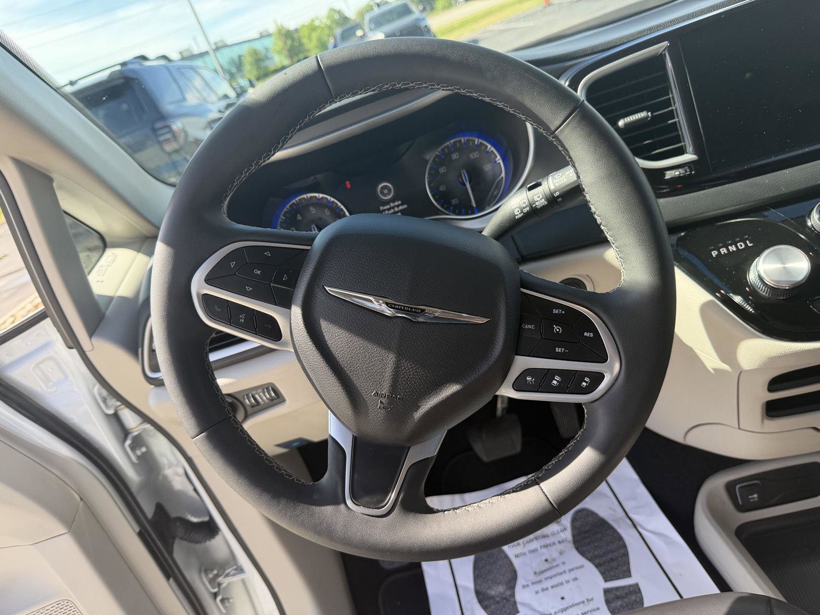 Used 2023 Chrysler Pacifica Touring-L FWD image 16