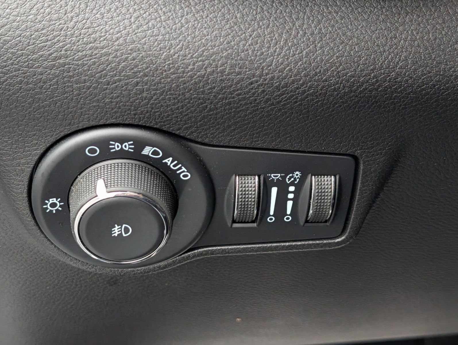 Used 2023 Jeep Compass Limited w/ Sun and Sound Group AWD/4WD image 10