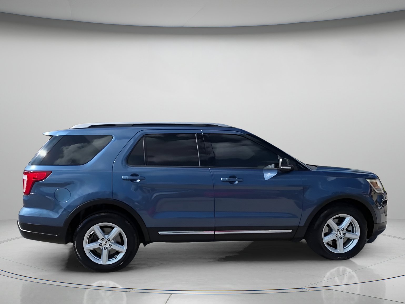 Certified 2018 Ford Explorer XLT w/ Equipment Group 202A image 32