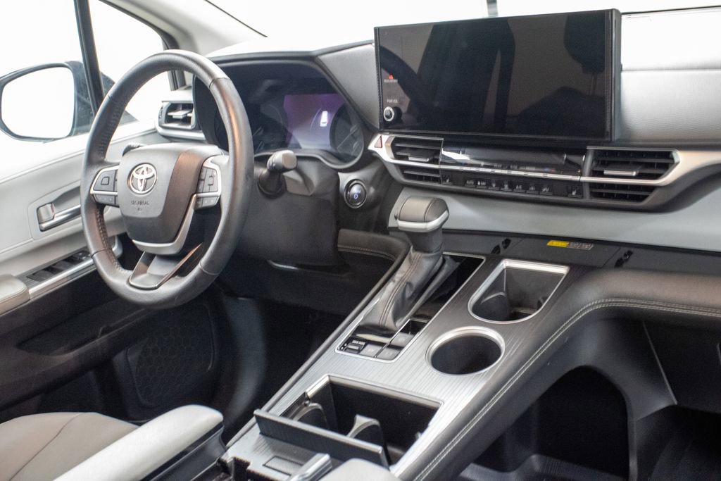 Used 2025 Toyota Sienna XLE image 36