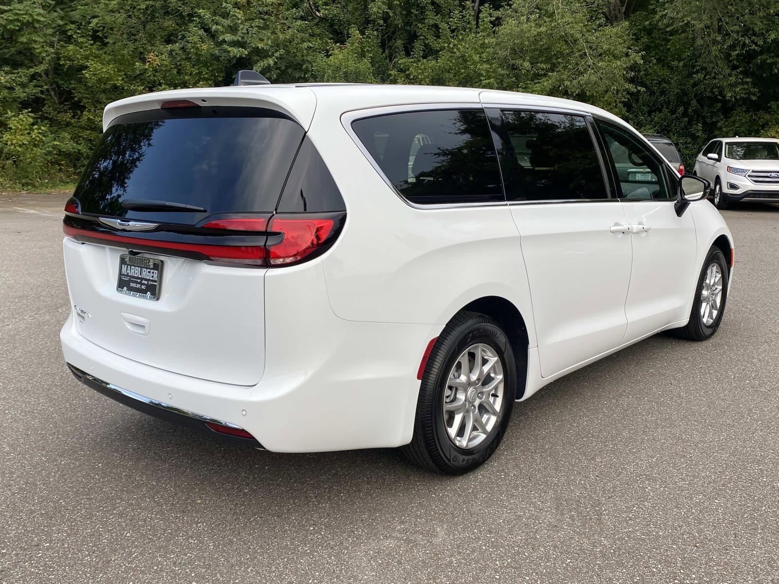 New 2026 Chrysler Pacifica Select image 7