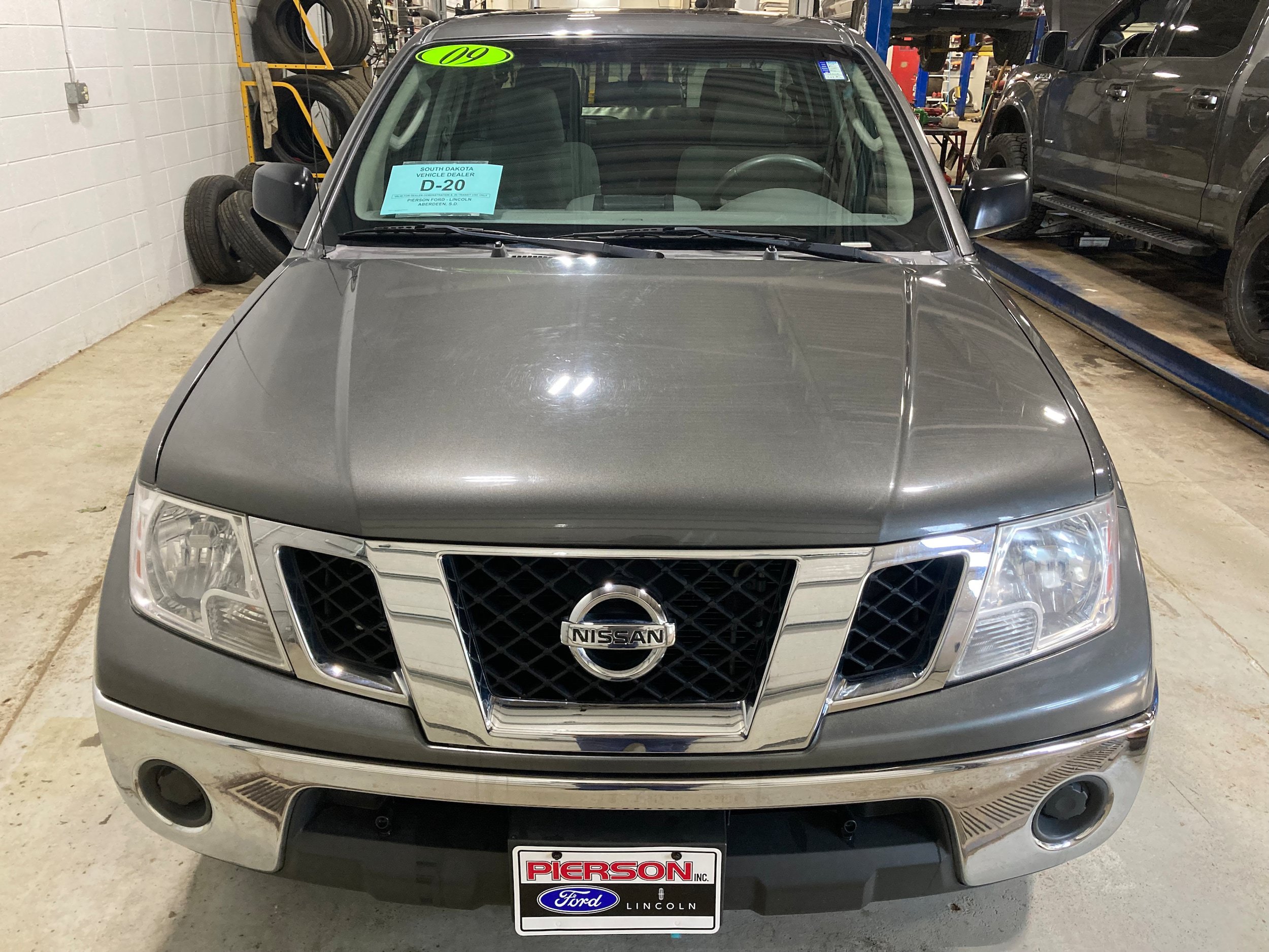 Used 2009 Nissan Frontier SE w/ SE Value Truck Pkg RWD image 2