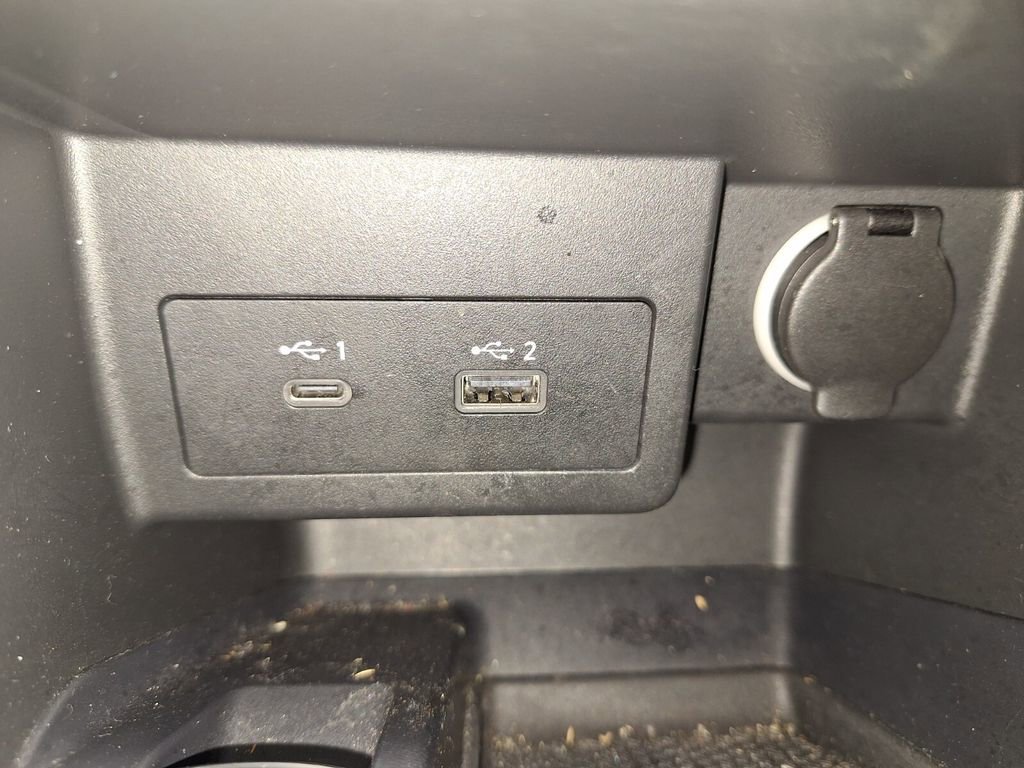 Used 2021 Nissan Kicks SR image 16