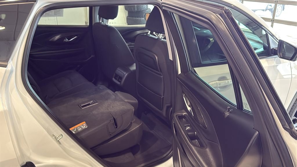 Used 2023 GMC Terrain SLE w/ Driver Convenience Package image 15