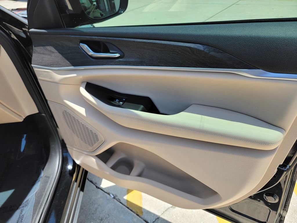 Used 2025 Jeep Grand Cherokee Limited w/ Luxury Tech Group II RWD image 13