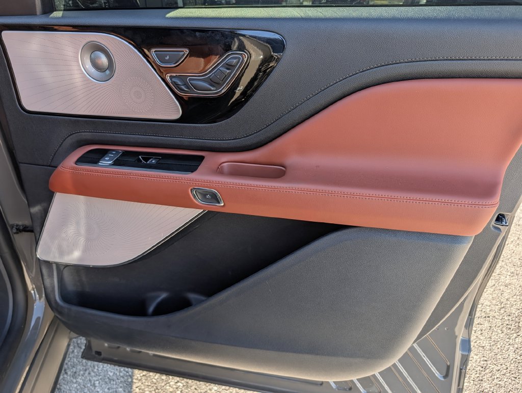 Used 2026 Lincoln Aviator Reserve AWD/4WD image 38