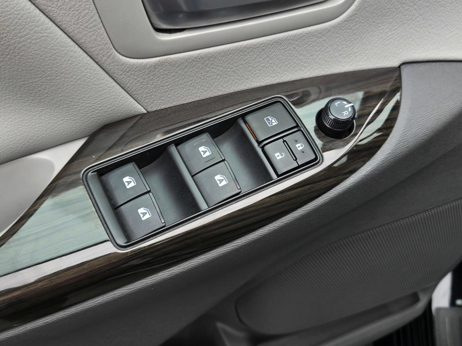 Certified 2018 Toyota Sienna XLE w/ XLE Navigation Package FWD image 10