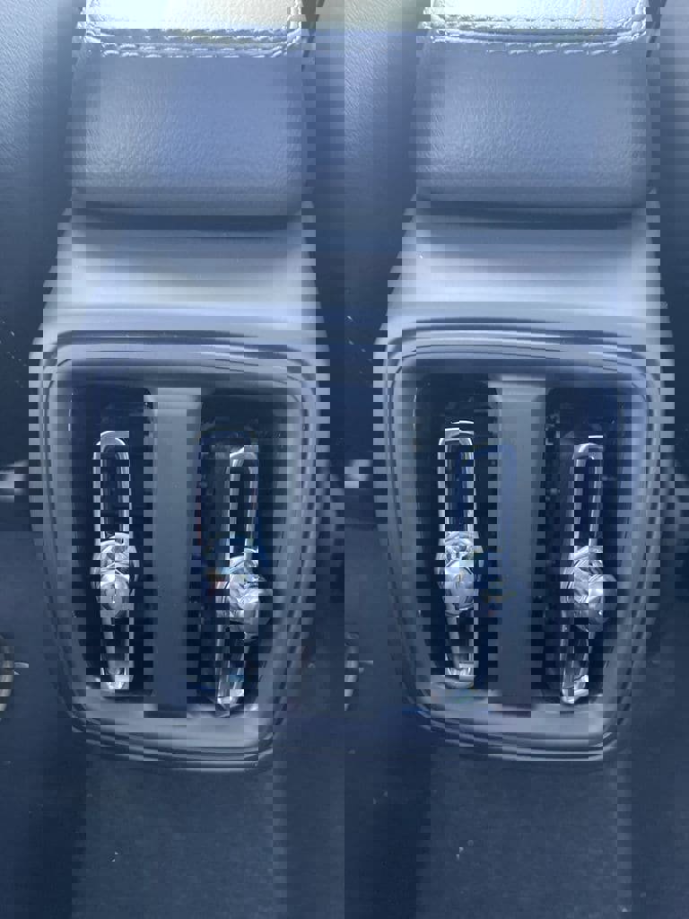 Used 2024 Volvo XC40 B5 Plus image 7