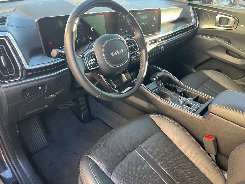 Used 2024 Kia Sorento S image 9