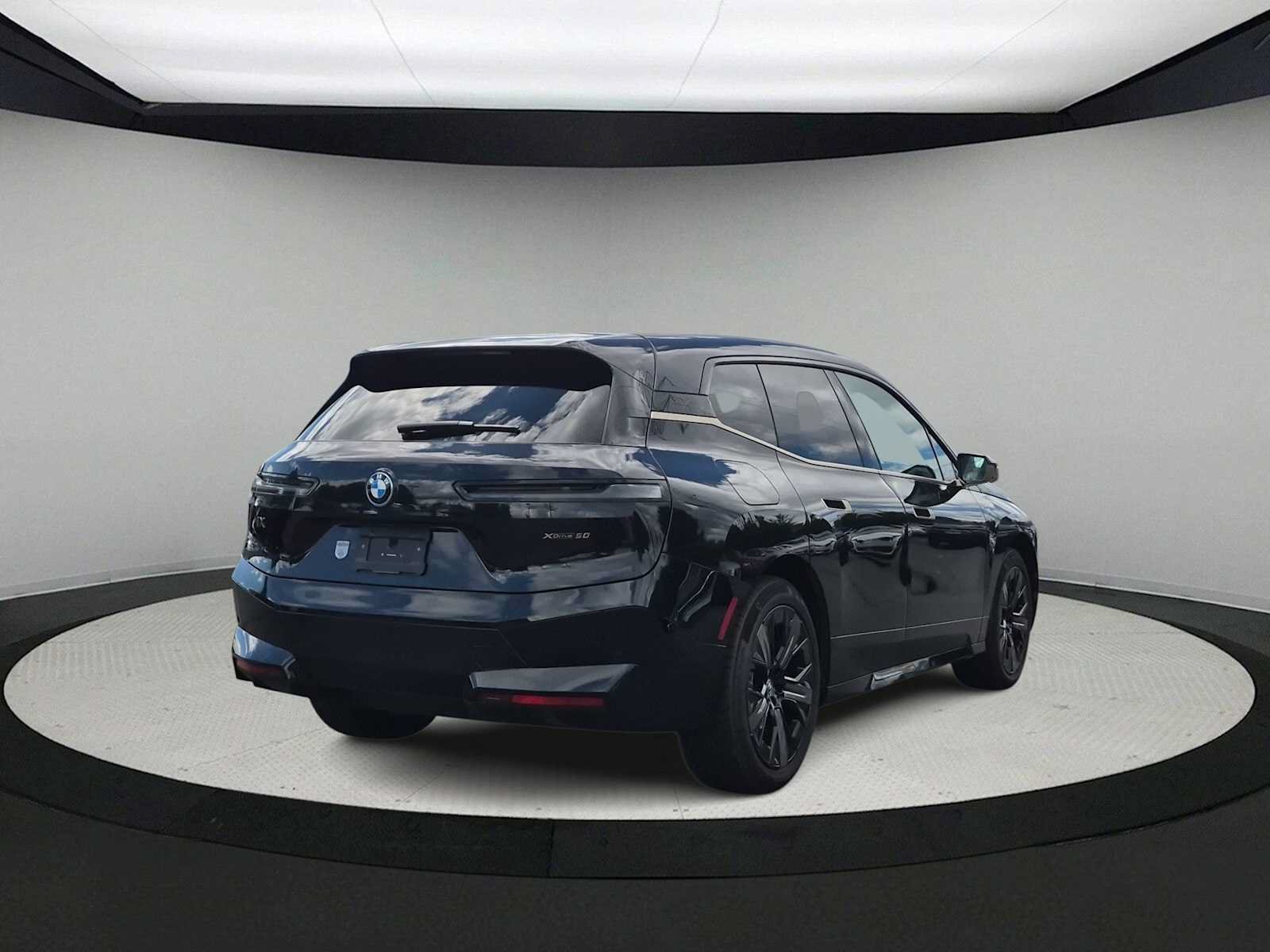 Used 2024 BMW iX xDrive50 w/ Premium Package AWD/4WD image 8
