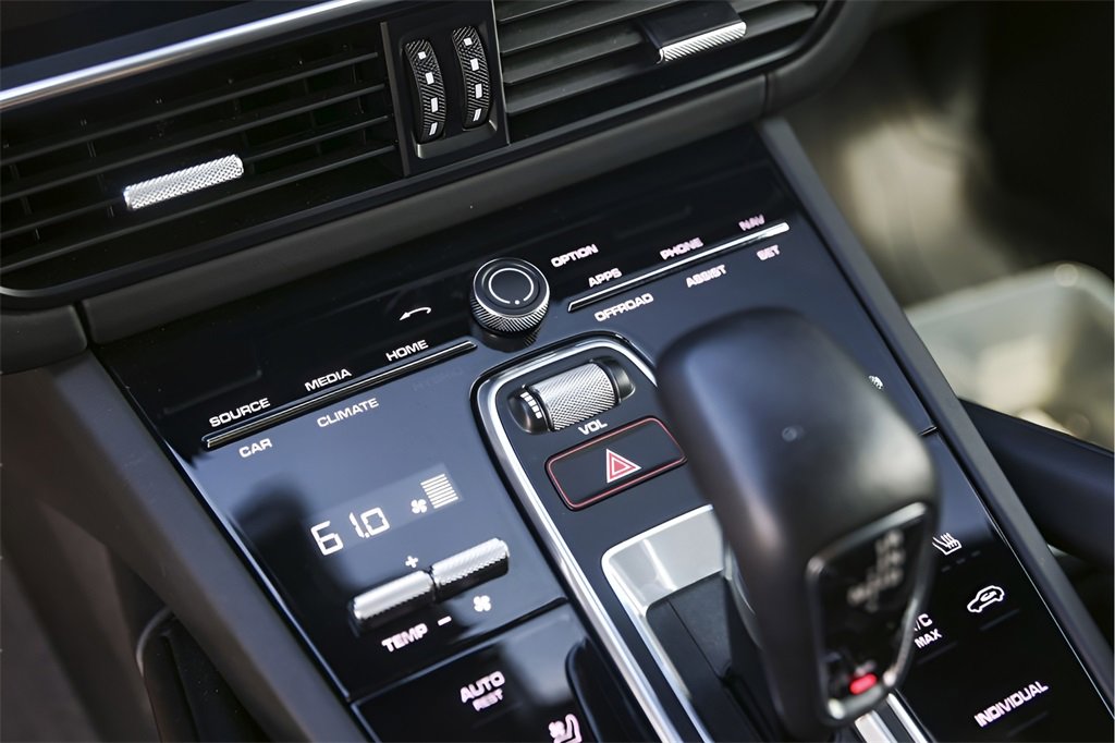 Used 2022 Porsche Cayenne Platinum Edition image 21