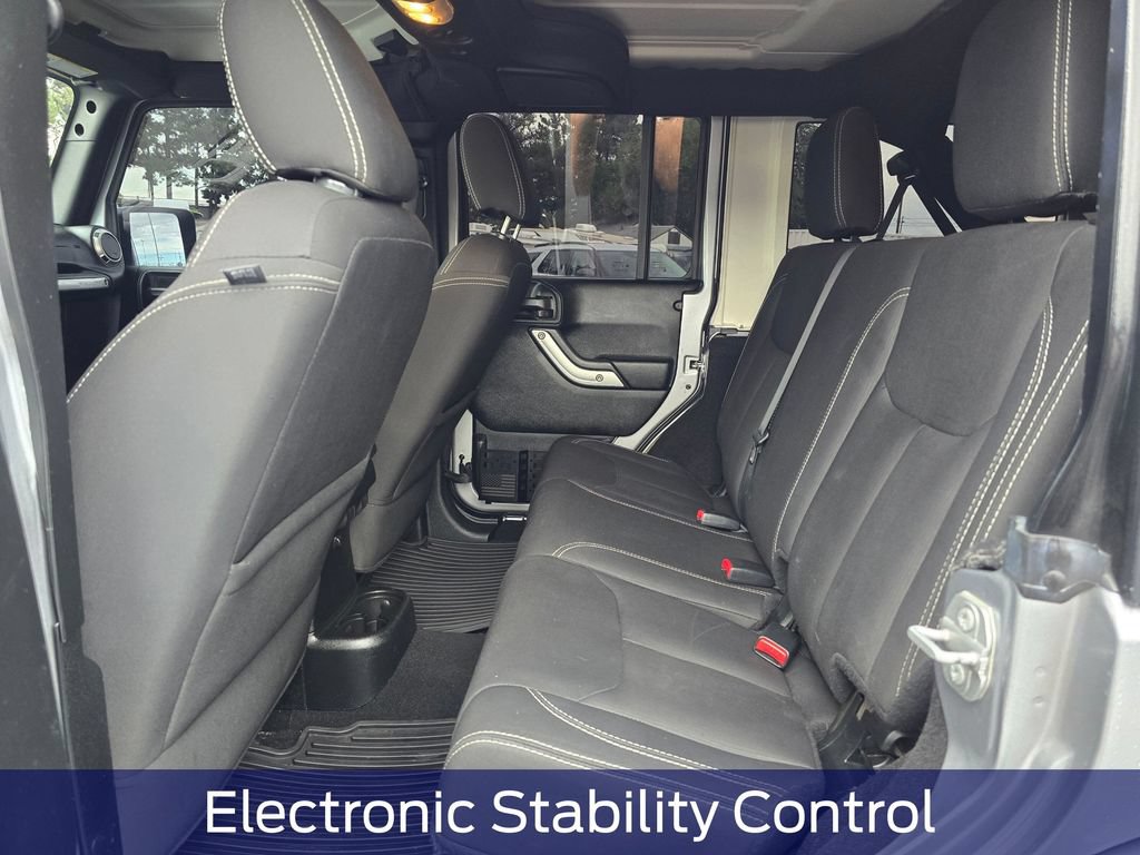 Used 2018 Jeep Wrangler Unlimited Sahara AWD/4WD image 14