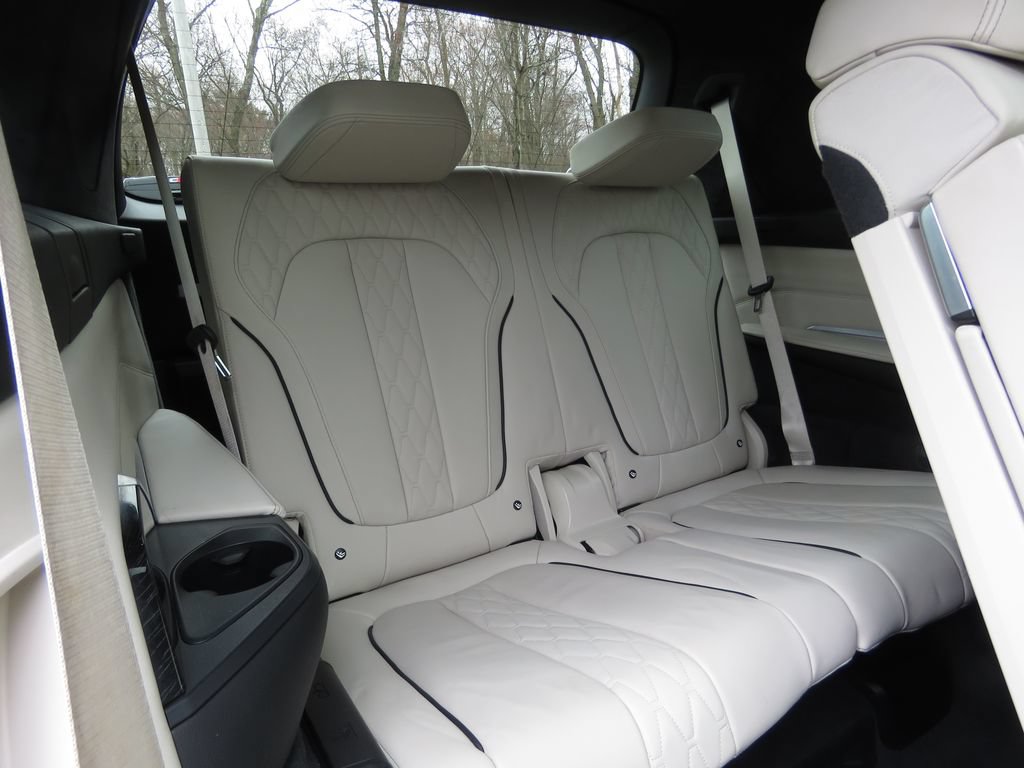 Used 2019 BMW X7 xDrive50i w/ M Sport Package AWD/4WD image 17