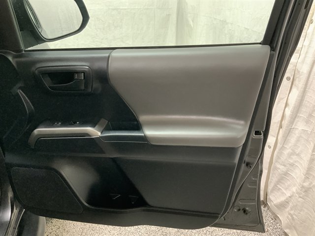 Used 2018 Toyota Tacoma SR5 AWD/4WD image 18