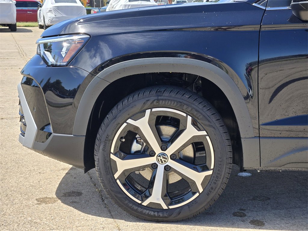 New 2025 Volkswagen Taos SEL image 5