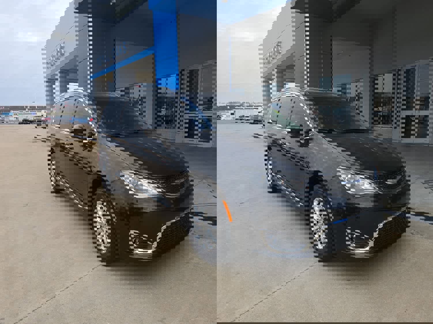 Used 2019 Chrysler Pacifica Touring-L image 2