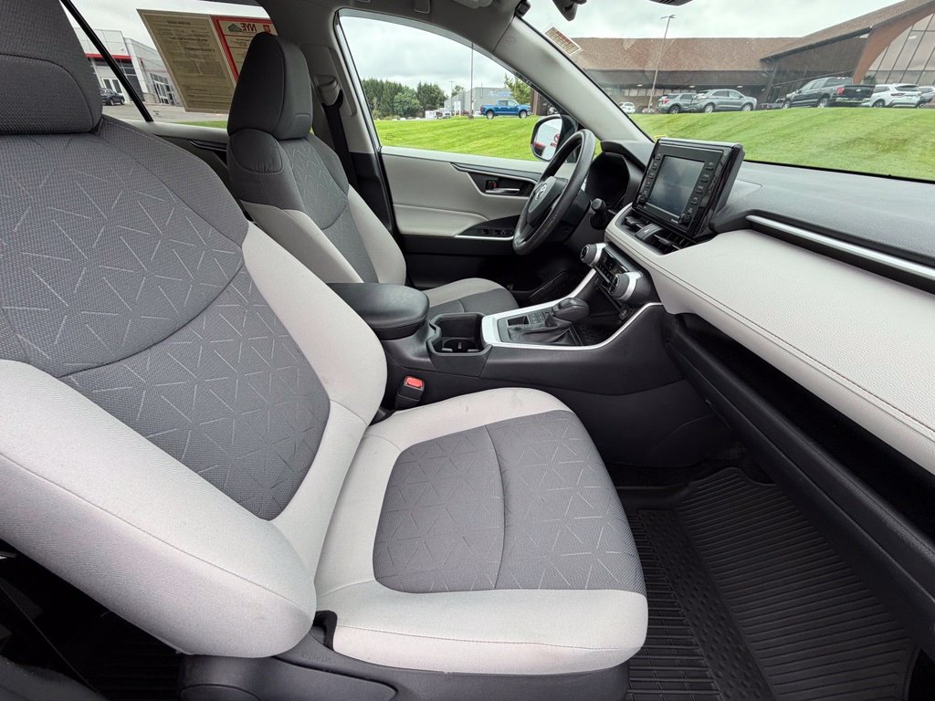 Used 2022 Toyota RAV4 XLE AWD/4WD image 34