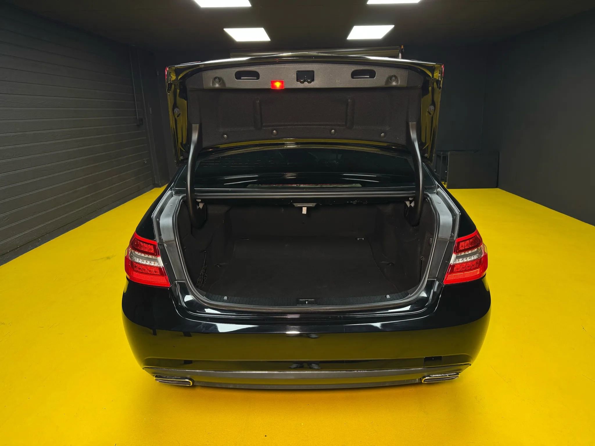 Used 2010 Mercedes-Benz E 550 Sedan image 13