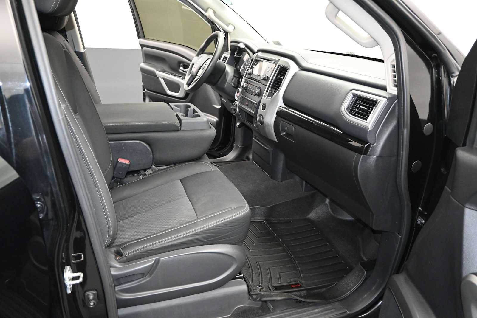 Used 2017 Nissan Titan SV AWD/4WD image 24
