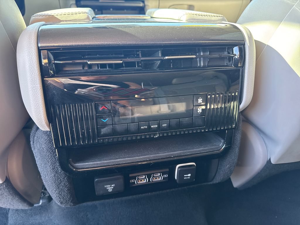 Used 2022 Jeep Wagoneer Series I AWD/4WD image 19