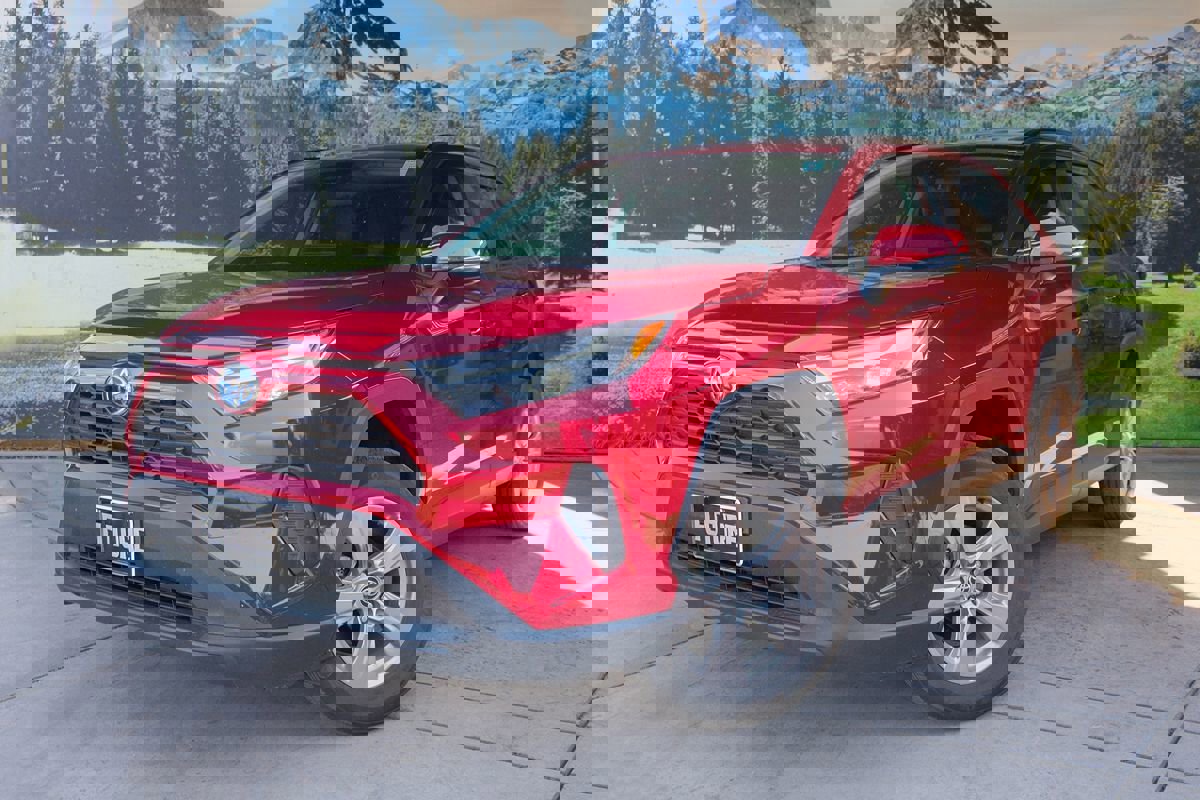 Used 2022 Toyota RAV4 XLE image 1