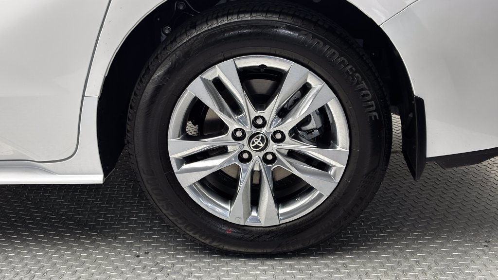 Certified 2026 Toyota Sienna XLE FWD image 6