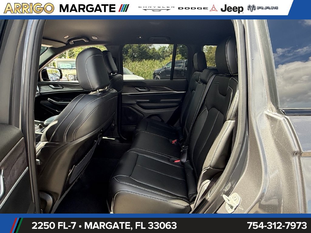 Certified 2025 Jeep Grand Cherokee Limited w/ Black Appearance Package RWD image 11