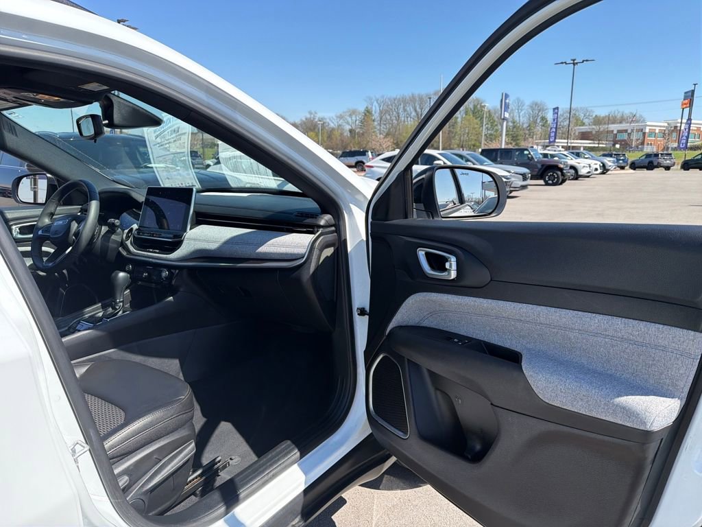 Used 2024 Jeep Compass Latitude image 31