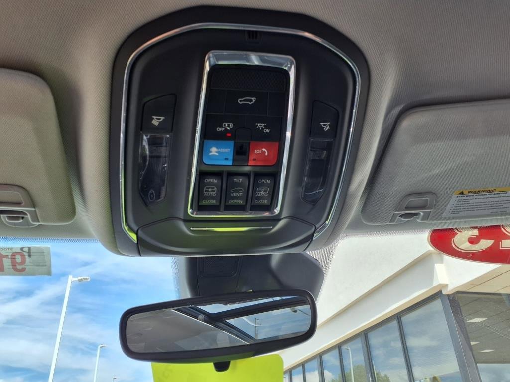 Used 2023 Jeep Grand Cherokee Limited image 24