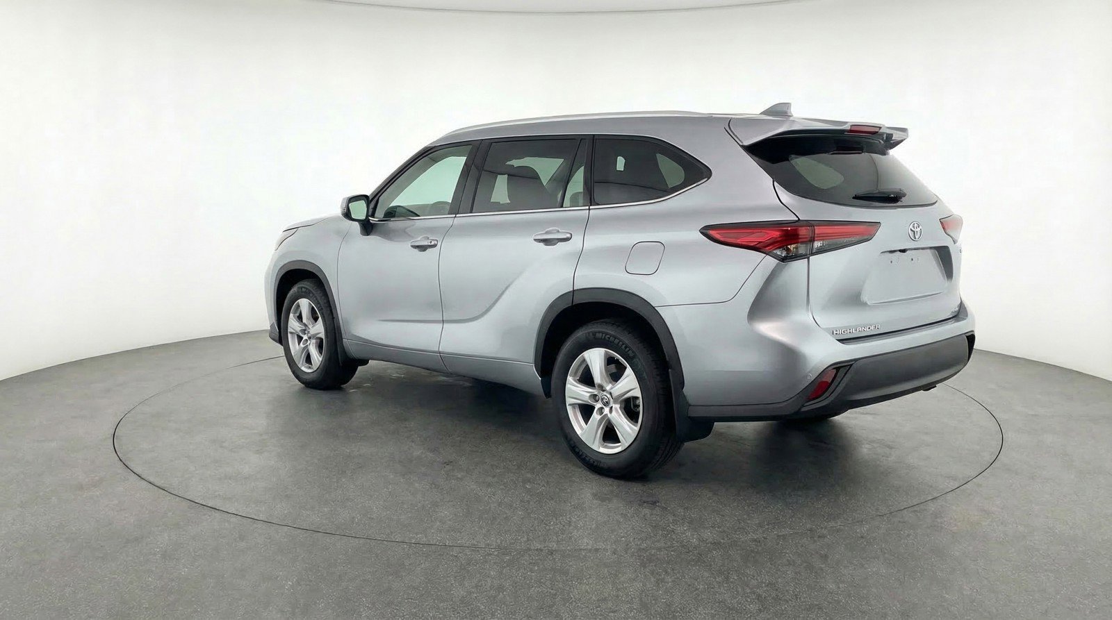 Used 2025 Toyota Highlander LE FWD image 6