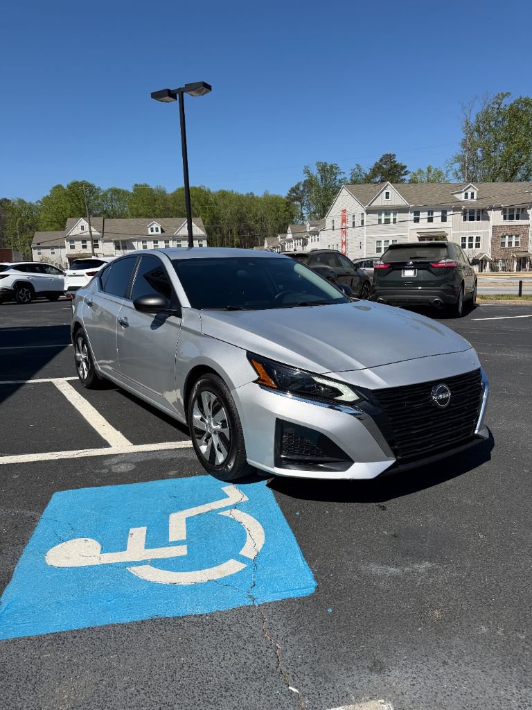 Used 2024 Nissan Altima 2.5 S FWD image 3