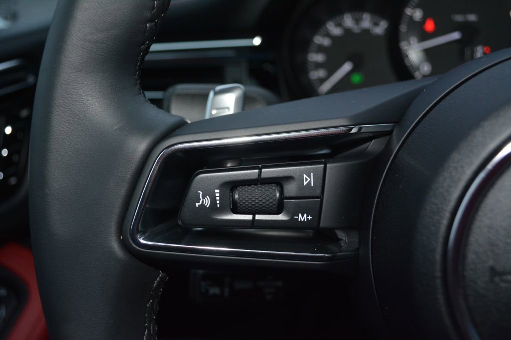 Used 2025 Porsche Macan Turbo image 18