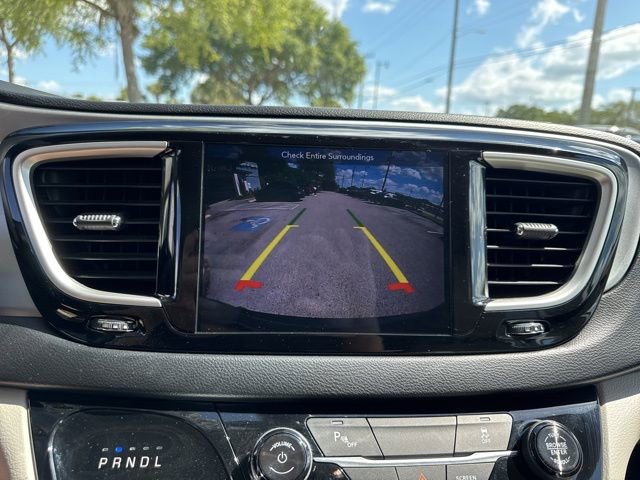 Used 2018 Chrysler Pacifica Touring-L FWD image 27